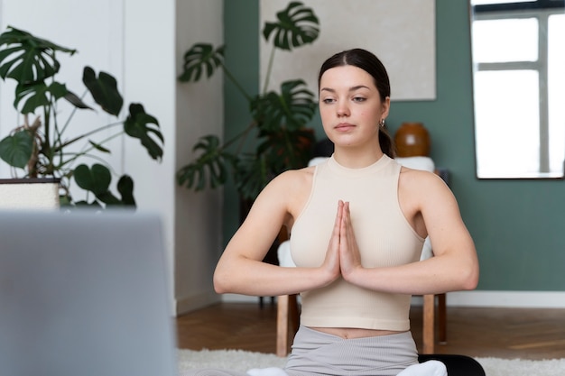 Foto gratuita mujer trabajando después de instructor de fitness en línea