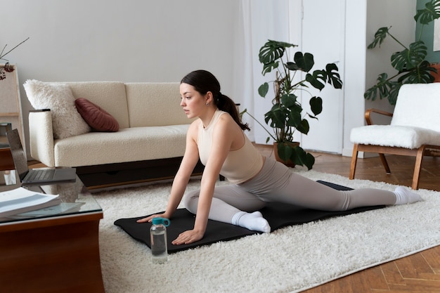 Mujer trabajando después de instructor de fitness en línea