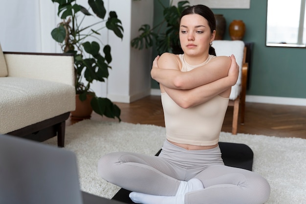 Foto gratuita mujer trabajando después de instructor de fitness en línea