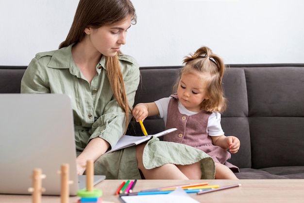 Foto gratuita mujer trabajando y dibujo infantil