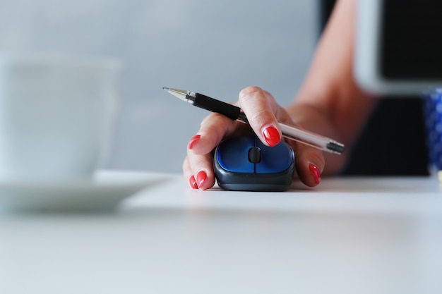 Mujer trabajando, haciendo clic con el ratón