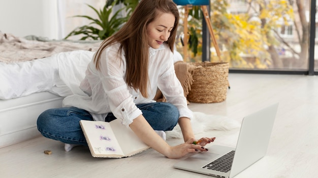 Mujer trabajando en un nuevo blog en casa