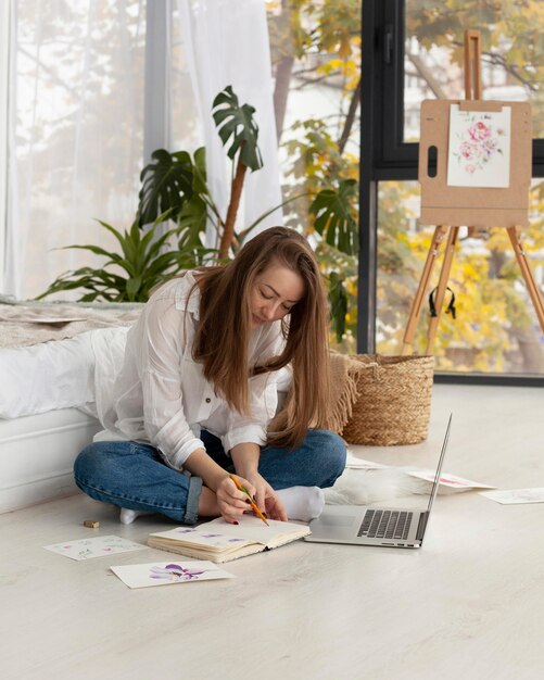 Mujer trabajando en un nuevo blog en interiores