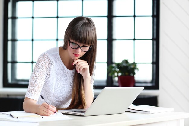 Mujer trabajando en la oficina