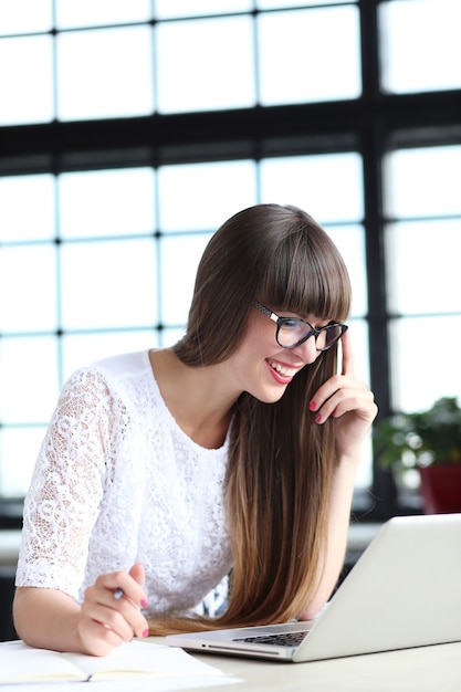 Foto gratuita mujer trabajando en la oficina