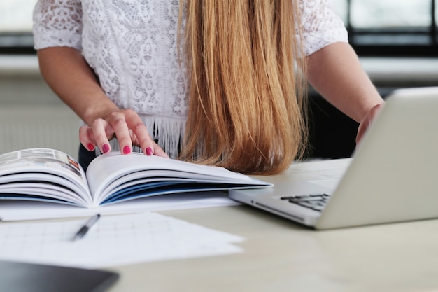 Foto gratuita mujer trabajando en la oficina