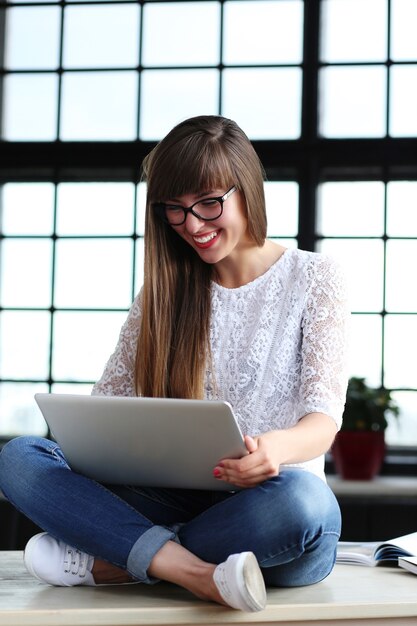 Mujer trabajando en la oficina