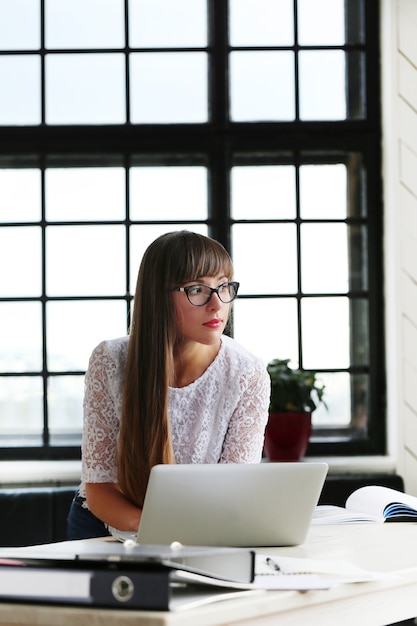 Foto gratuita mujer trabajando en la oficina