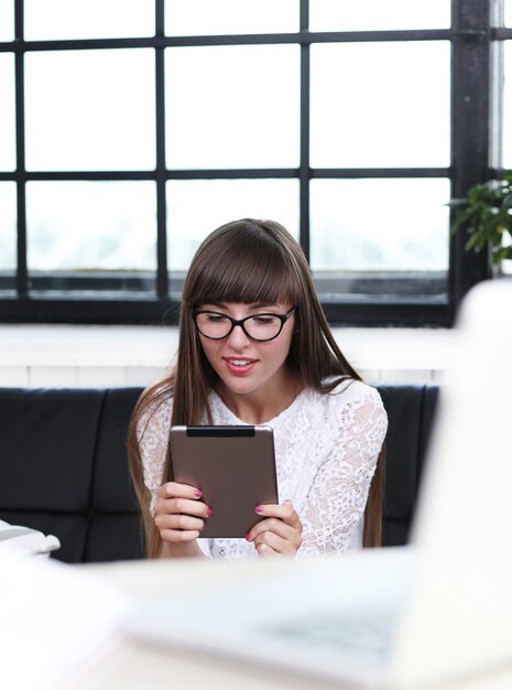 Mujer trabajando en la oficina