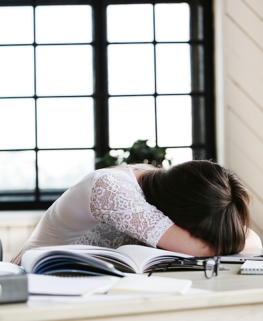 Foto gratuita mujer trabajando en la oficina