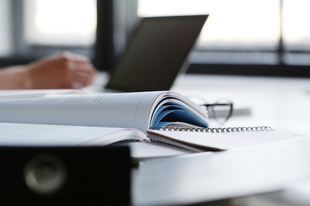 Foto gratuita mujer trabajando en la oficina