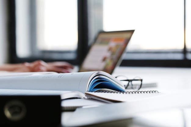 Foto gratuita mujer trabajando en la oficina