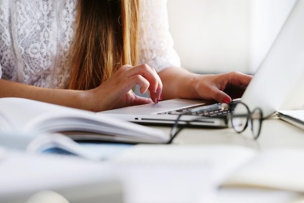 Mujer trabajando en la oficina