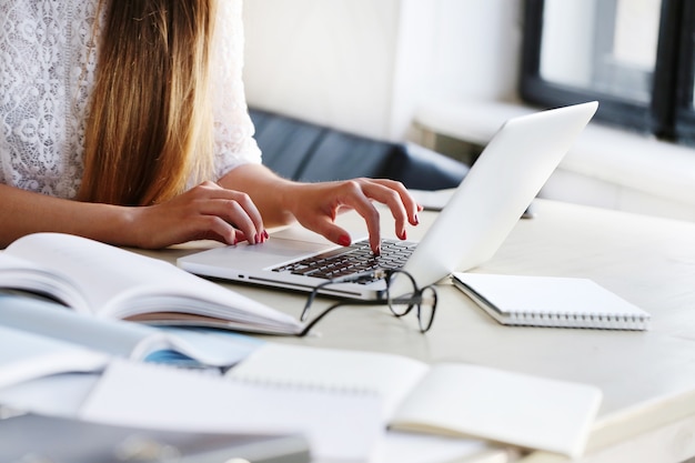 Foto gratuita mujer trabajando en la oficina