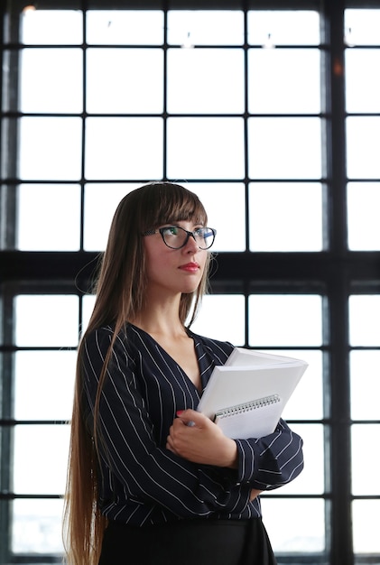 Mujer trabajando en la oficina