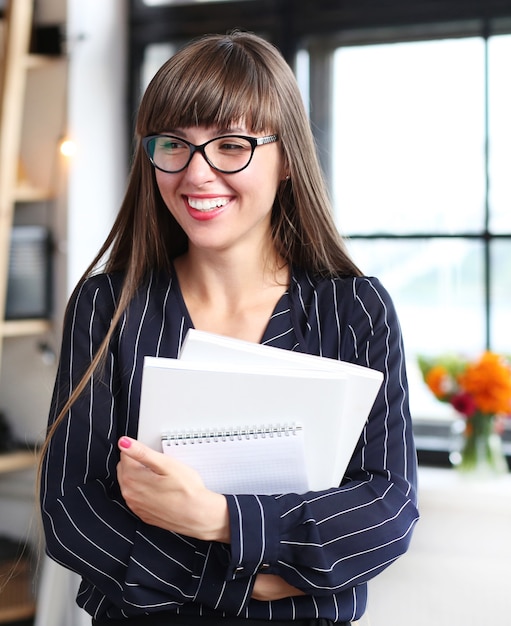 Foto gratuita mujer trabajando en la oficina