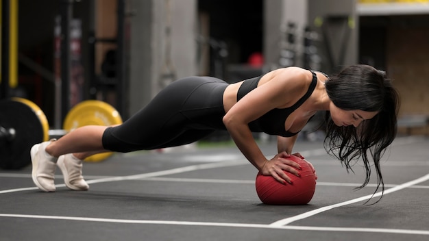 Foto gratuita mujer trabajando con pelota