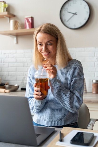 Foto gratuita mujer trabajando en un portátil de tiro medio