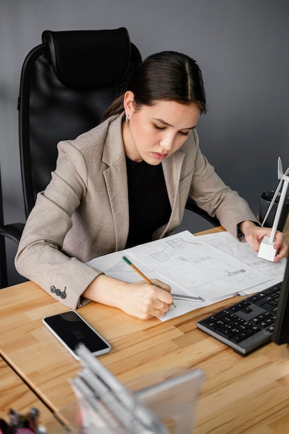 Mujer trabajando en proyecto de energía renovable