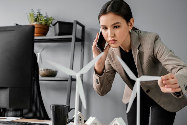 Mujer trabajando en proyecto de energía renovable