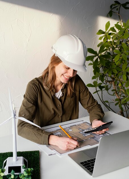 Mujer trabajando para proyectos ambientales