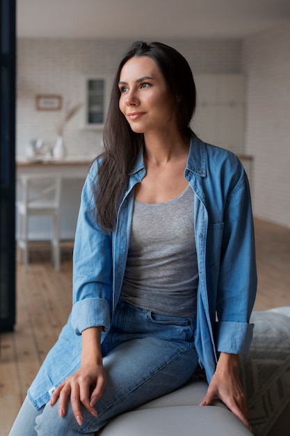 Foto gratuita mujer trabajando remotamente desde casa