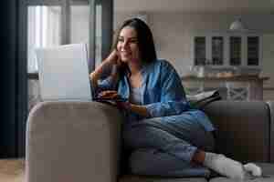 Foto gratuita mujer trabajando remotamente desde casa