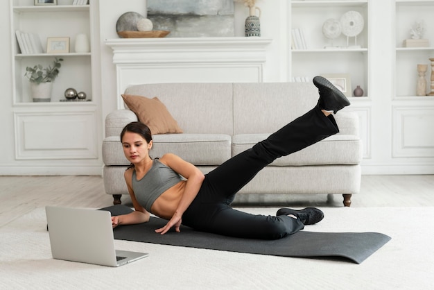 Foto gratuita mujer trabajando sola en casa