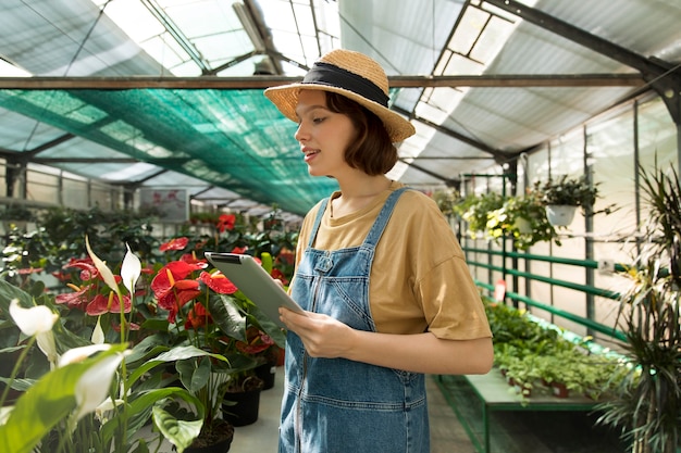 Mujer trabajando sola en un invernadero sostenible