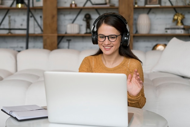 Foto gratuita mujer trabajando en su computadora portátil