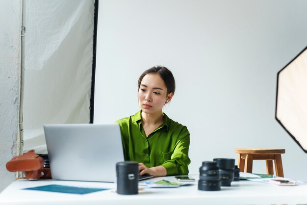 Mujer trabajando en su laptop