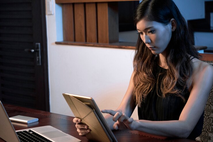 Foto gratuito mujer trabajando en tablet pc