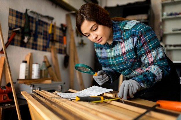 Foto gratuita mujer trabajando en taller