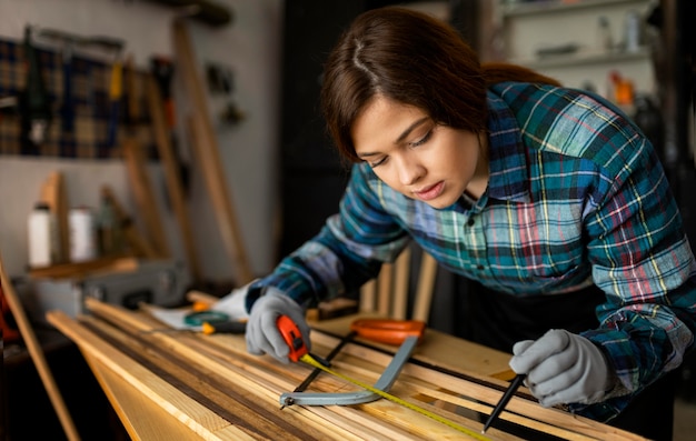 Mujer trabajando en taller