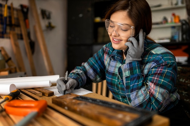 Mujer trabajando en taller