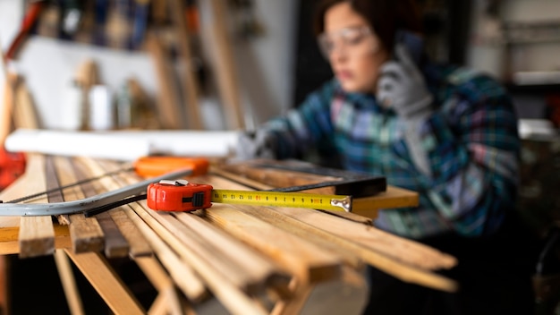 Foto gratuita mujer trabajando en taller