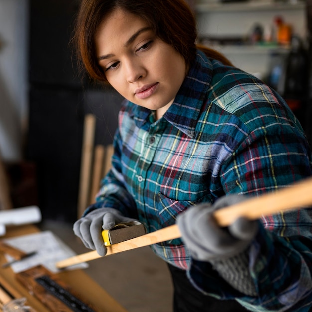 Mujer trabajando en taller