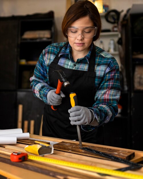 Mujer trabajando en taller