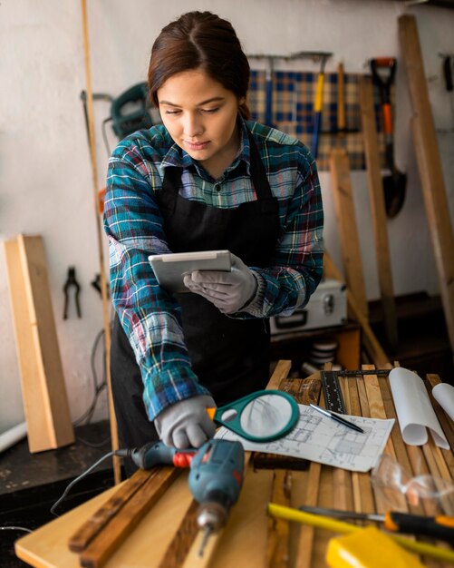 Mujer trabajando en taller