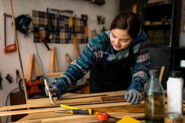 Mujer trabajando en taller