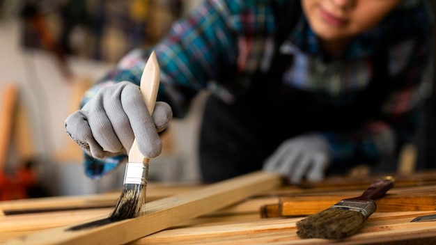 Mujer trabajando en taller