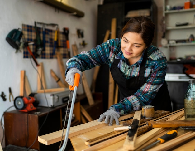 Foto gratuita mujer trabajando en taller