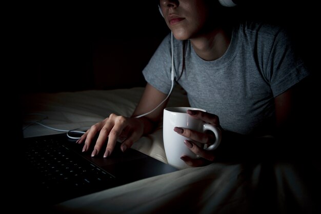 Mujer trabajando hasta tarde en la computadora portátil