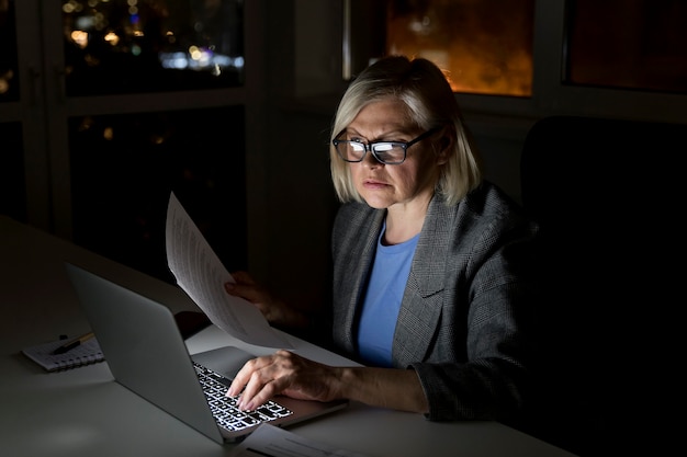 Foto gratuita mujer trabajando hasta tarde en la oficina