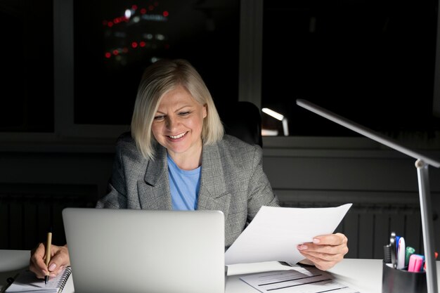 Mujer trabajando hasta tarde en la oficina