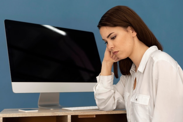 Mujer, trabajar en computadora