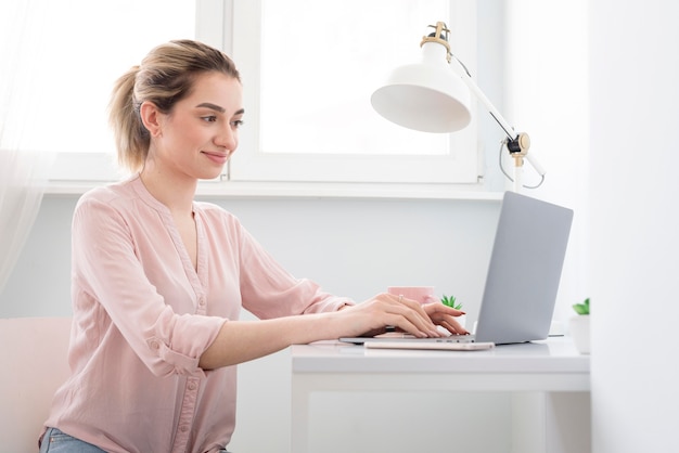 Foto gratuita mujer en el trabajo independiente de escritorio