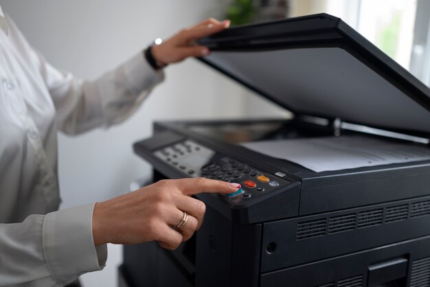 Mujer en el trabajo en la oficina usando impresora
