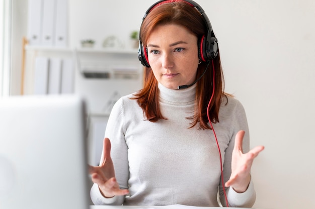 Foto gratuita mujer en el trabajo con videollamada