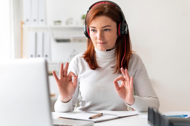 Mujer en el trabajo con videollamada